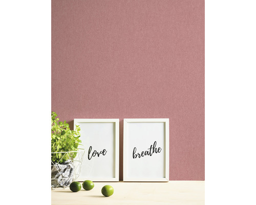 Väggdekoration med bilder och växt