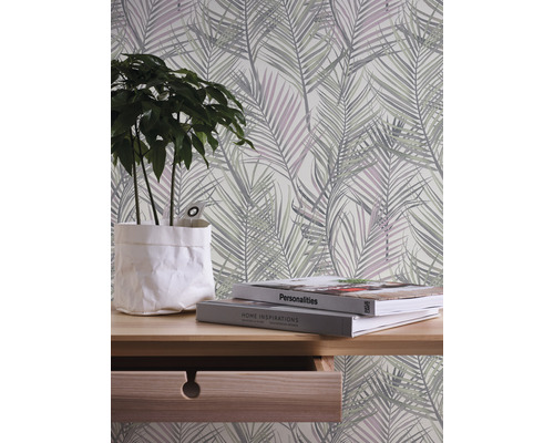 Rumsvy med palmbladstapet, bord och krukväxt