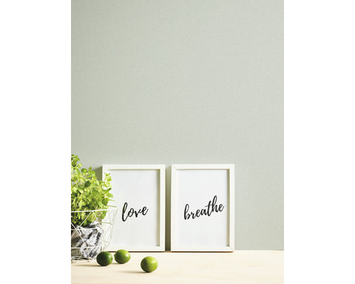 Dekorativ scen med örtkruka, citroner och inramade konsttryck med inskriptionerna kärlek och andas.