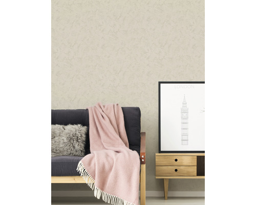 Vardagsrum med strukturtapet, soffa, filt och sidobord