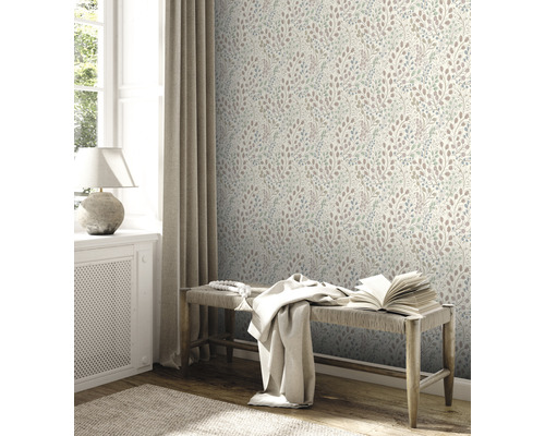 Ljust rum med blommig tapet, bänk och gardin