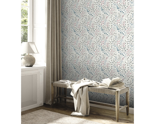 Scen med blommig tapet, bänk, gardin och lampa