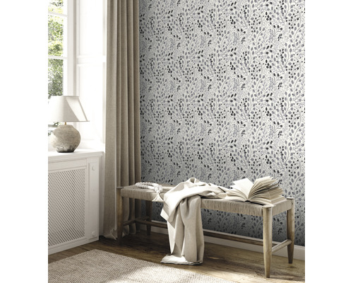 Dekorativt rum med mönstrad tapet, bänk och fönster för en ljus och inbjudande atmosfär.