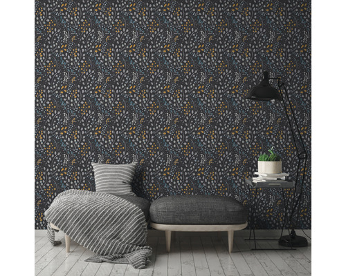 Vardagsrum med blommig tapet, fåtölj och golvlampa