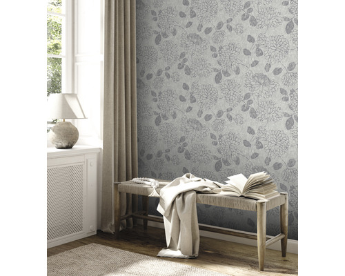 Rumsöversikt med blommönstrad tapet, bänk och fönster.