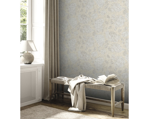 Scen med blommig tapet, bänk, gardin och lampa