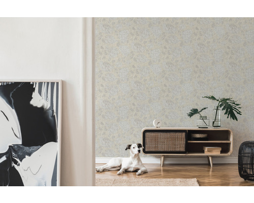 Vardagsrum med blommig tapet, låg skänk och hund