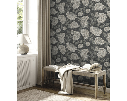 Dekorativt vardagsrum med blommig tapet, bänk och gardin