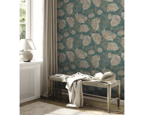 Vardagsrum med blommig tapet, bänk och dekoration