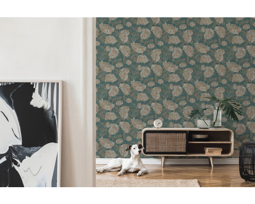 Vardagsrum med blommig tapet, byrå och hund