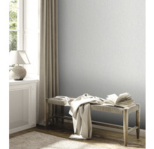 Ljust rum med textil tapet, bänk, lampa och fönster för en vänlig atmosfär.