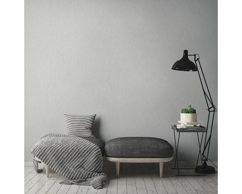 Vardagsrumsinredning med sittbänk, filt, kudde, golvlampa och sidobord