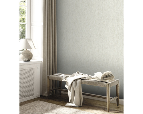 Ljust rum med textiltapet, bänk, bok och fönster