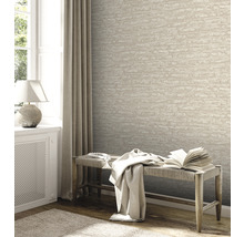 Beige tegelstapeter i ett ljust rum med en bänk