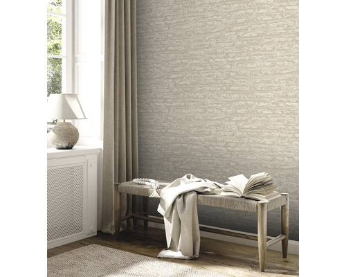 Beige tegelstapeter i ett ljust rum med en bänk