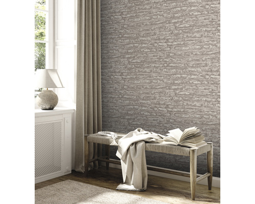 Interiör med tapet i stenlook, bänk, bok och dekoration