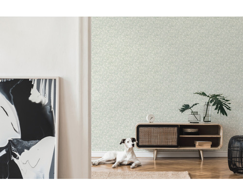 Ljust rum med mönstrad tapet, skänk och hund