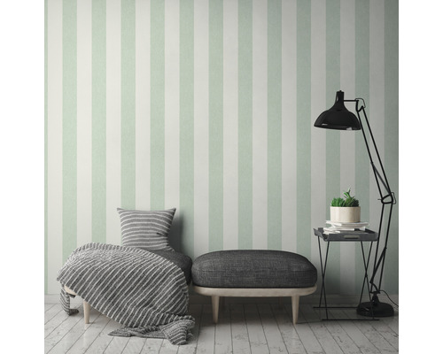 Inredningsidé med randig tapet, bänk och golvlampa