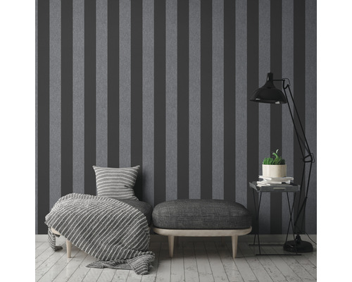 Rum med randig tapet, ottoman och golvlampa