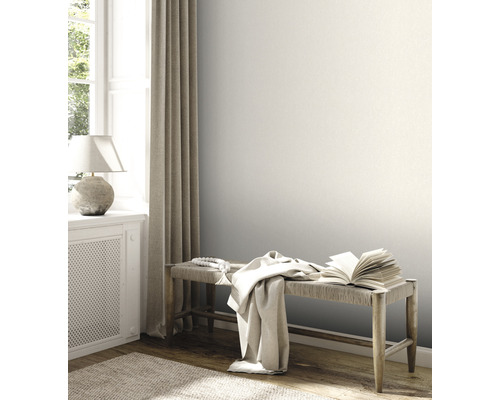 Ljust rum med fönster, gardin, bänk och bok för en vänlig atmosfär.