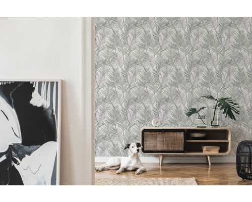 Vardagsrum med palmbladstapet, byrå och dekoration