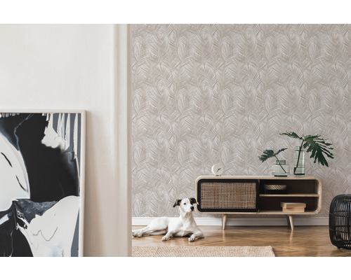 Vardagsrum med mönstrad tapet, byrå och hund