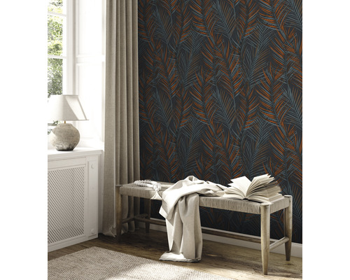 Vardagsrum med fiberdukstapet med palmbladmönster, bänk och dagsljus