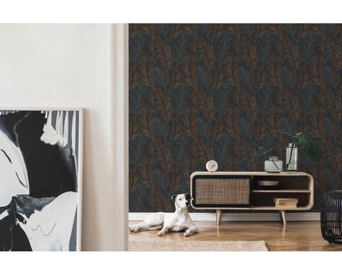 Vardagsrum med mönstrad tapet, byrå och hund