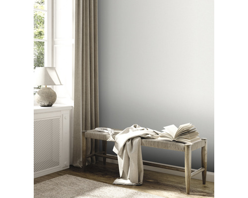 Ljust rum med fönster, bänk och dekorativa element för en vänlig atmosfär