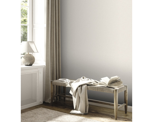 Ljust rum med fönster, gardin, bänk, bok och dekoration