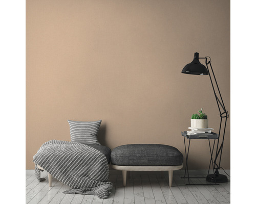 Ljust rum med sittmöbler, golvlampa och krukväxt på sidobord