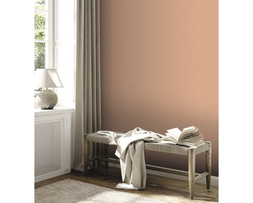 Ljust rum med enfärgad tapet, bänk och dekorationer