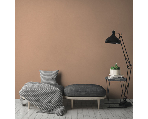 Ljust rum med sittmöbler, golvlampa och enfärgad vägg