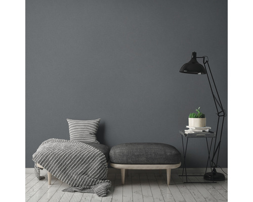 Inredningsidé med sidobord, lampa, bänk och överkast i ett ljust, modernt rum.