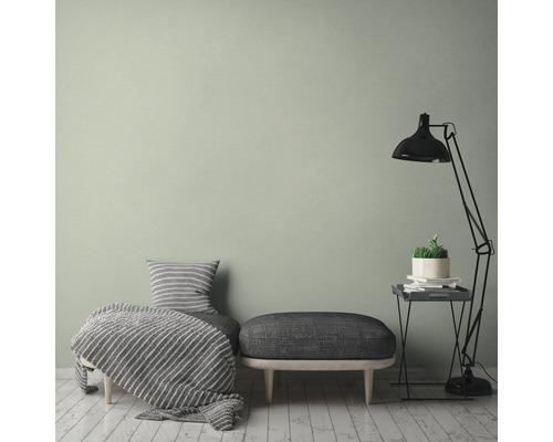 Vardagsrumsdesign med dagbädd, pall, golvlampa och sidobord