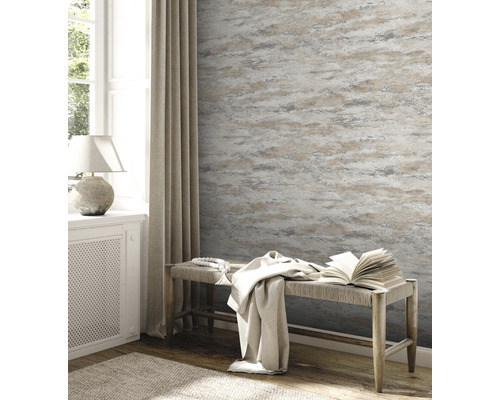 Rumsöversikt med mönstrad tapet, bänk och fönster