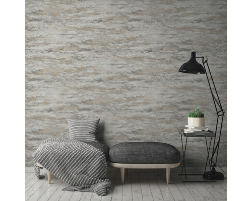 Rums vy med mönstrad tapet, bänk och golvlampa