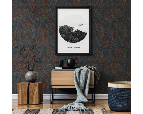 Dekorativt rum med mönstrad tapet, byrå, bild och tillbehör