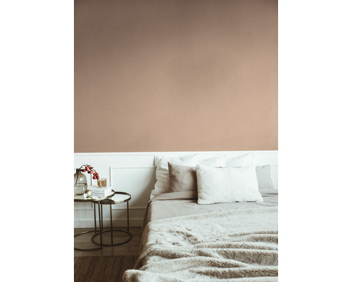 Sovrum med dubbelsäng, sängbord och strukturtapet