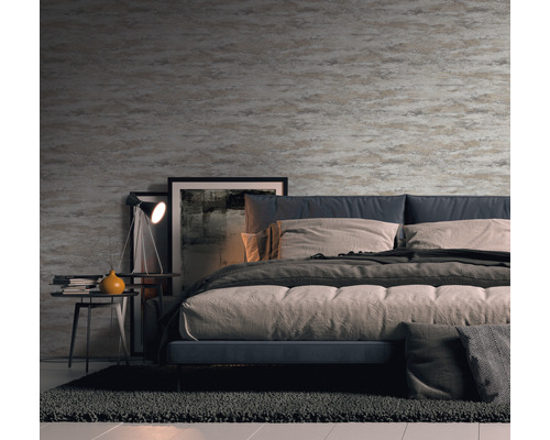 Sovrum med mönstrad tapet, säng, sängbord och matta