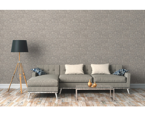 Vardagsrum med grå textil tapet, soffa och golvlampa