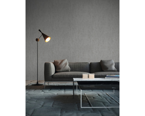Vardagsrum med soffa, golvlampa och soffbord