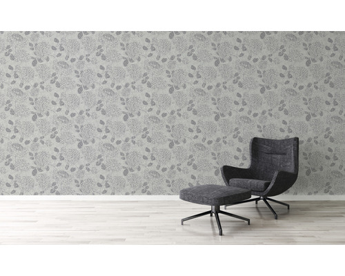 Rumsöversikt med blommig tapet och fåtölj med pall