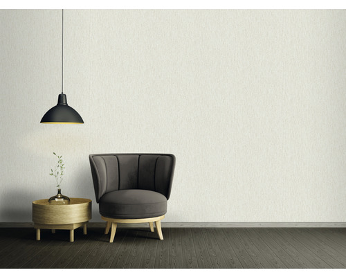 Vardagsrum med fåtölj, sidobord och pendellampa