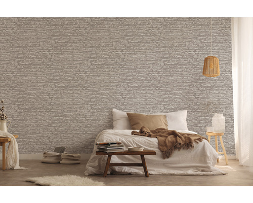 Sovrum med säng och väggbeklädnad i stendesign