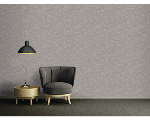 Inredningsexempel med fåtölj, sidobord och mönstrad tapet