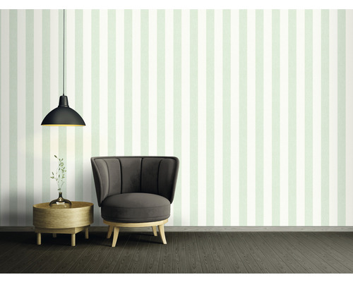 Inredningsidé med randig tapet, fåtölj och lampa