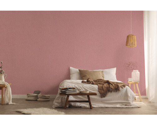 Sovrum med säng och tapetserad vägg