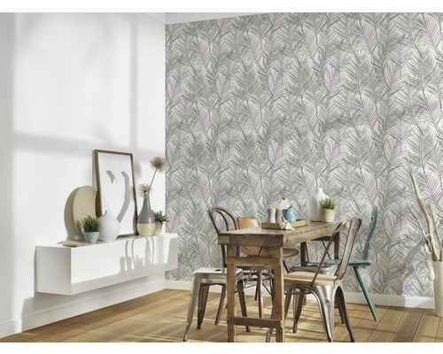 Matsal med matbord, stolar och vägg med blad tapet