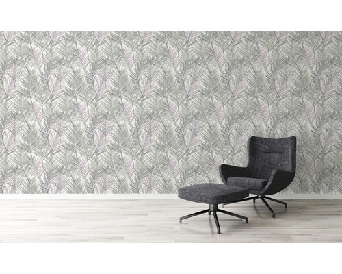Vardagsrum med blad tapet och fåtölj med pall